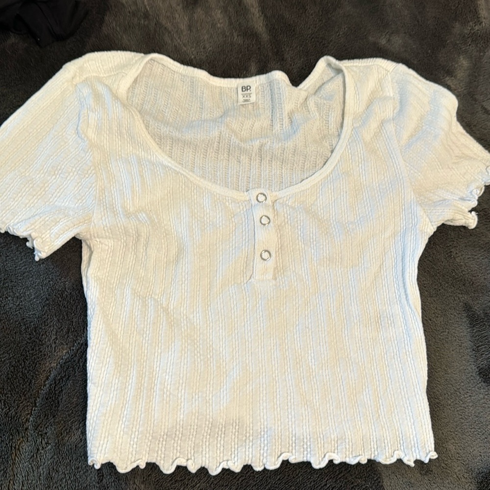 white tshirt crop top